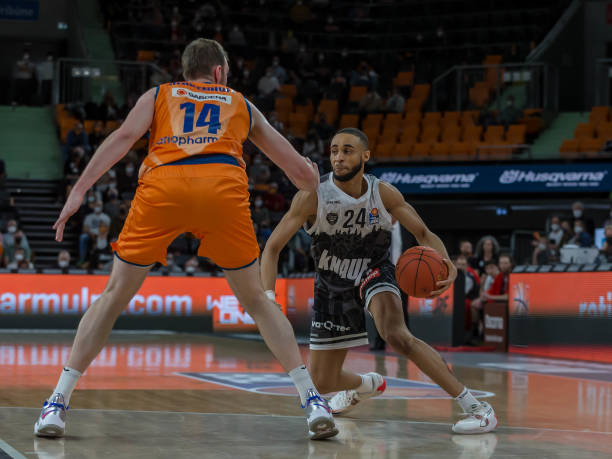 二者之间的 二者之间的